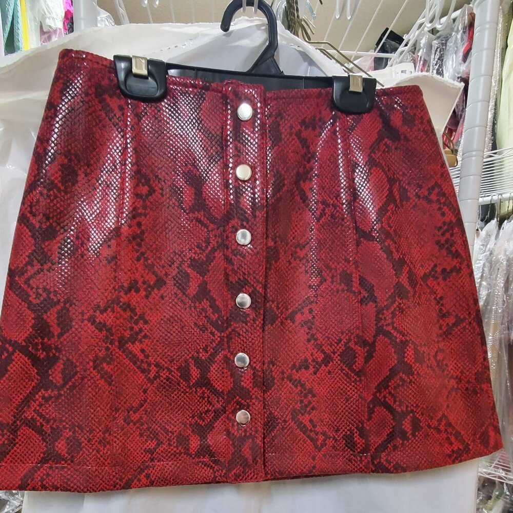ASTR THE LABEL RED FAUX LEATHER SNAKESKIN PRINT MINI SKIRT